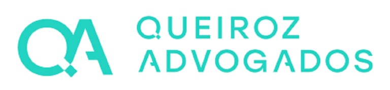Logotipo da Queiroz Advogados — escritório jurídico atendido com serviços especializados de higienização de carpetes em salas de reunião e recepções.”