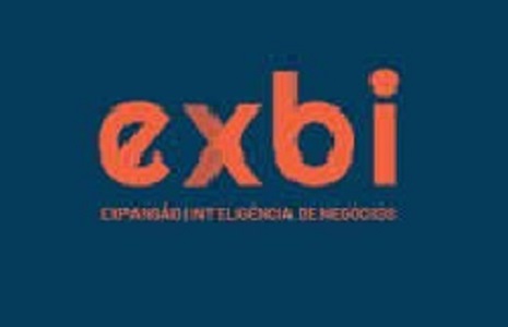 “Logotipo da Exibi Mídia — empresa de mídia out-of-home atendida com limpeza corporativa de carpetes e ambientes.”