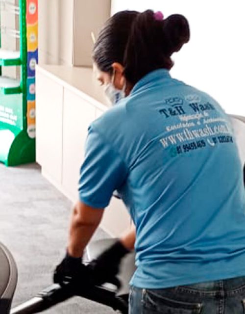 “Equipe T&H Wash realizando manutenção periódica em carpete corporativo.”
