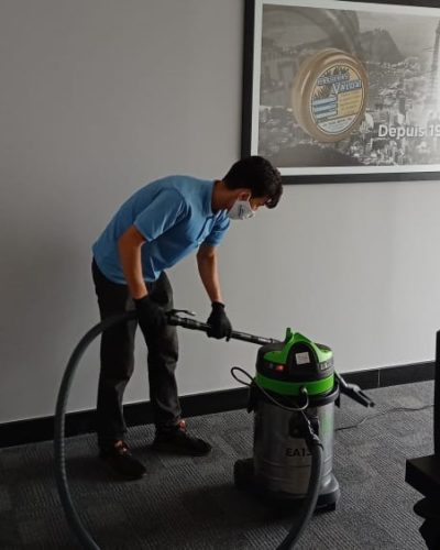“Técnico da T&H Wash realizando higienização profunda em carpete corporativo com extratora profissional IPC.”
