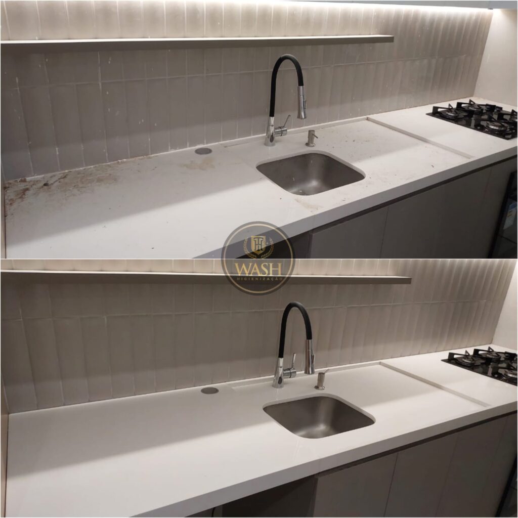Serviço de limpeza pós-obra profissional em cozinha planejada. Remoção de resíduos de obra, cimento e poeira fina de bancadas e cubas inox. Resultado impecável após higienização.