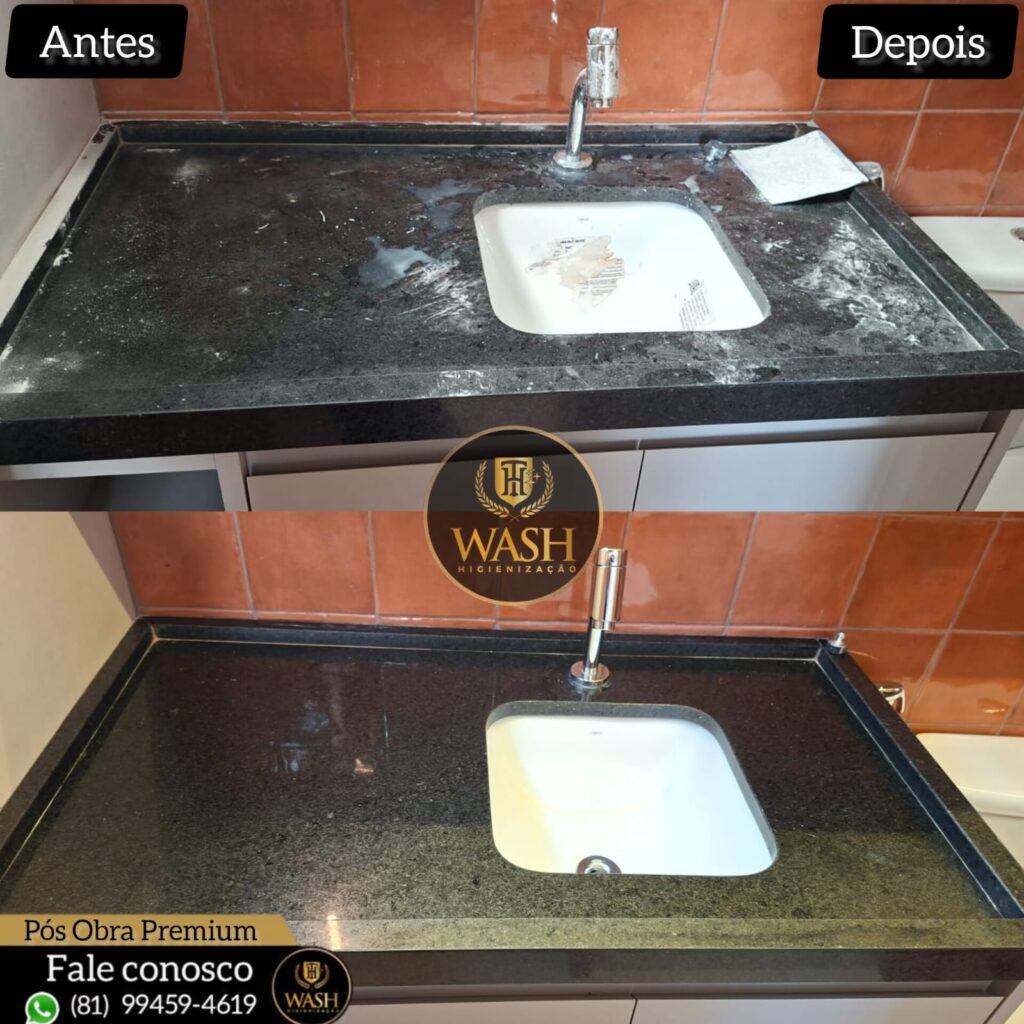 Serviço de limpeza pós-obra premium em banheiro. Remoção de sujeira pesada e resíduos de construção em gabinete de madeira e pia de granito escuro.